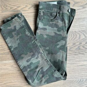 GAP (size 27) Camo Toothpick Jeans 👖